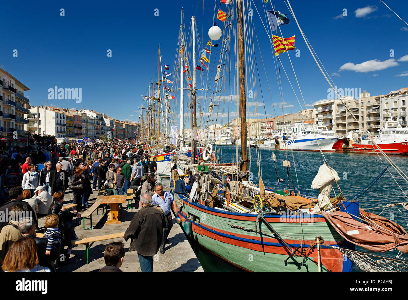 Francia, Herault, Sete, Canal Royal, Quai du General Durand, le tradizioni marittime Festival, walkers faccia tall ships ancorata al Foto Stock