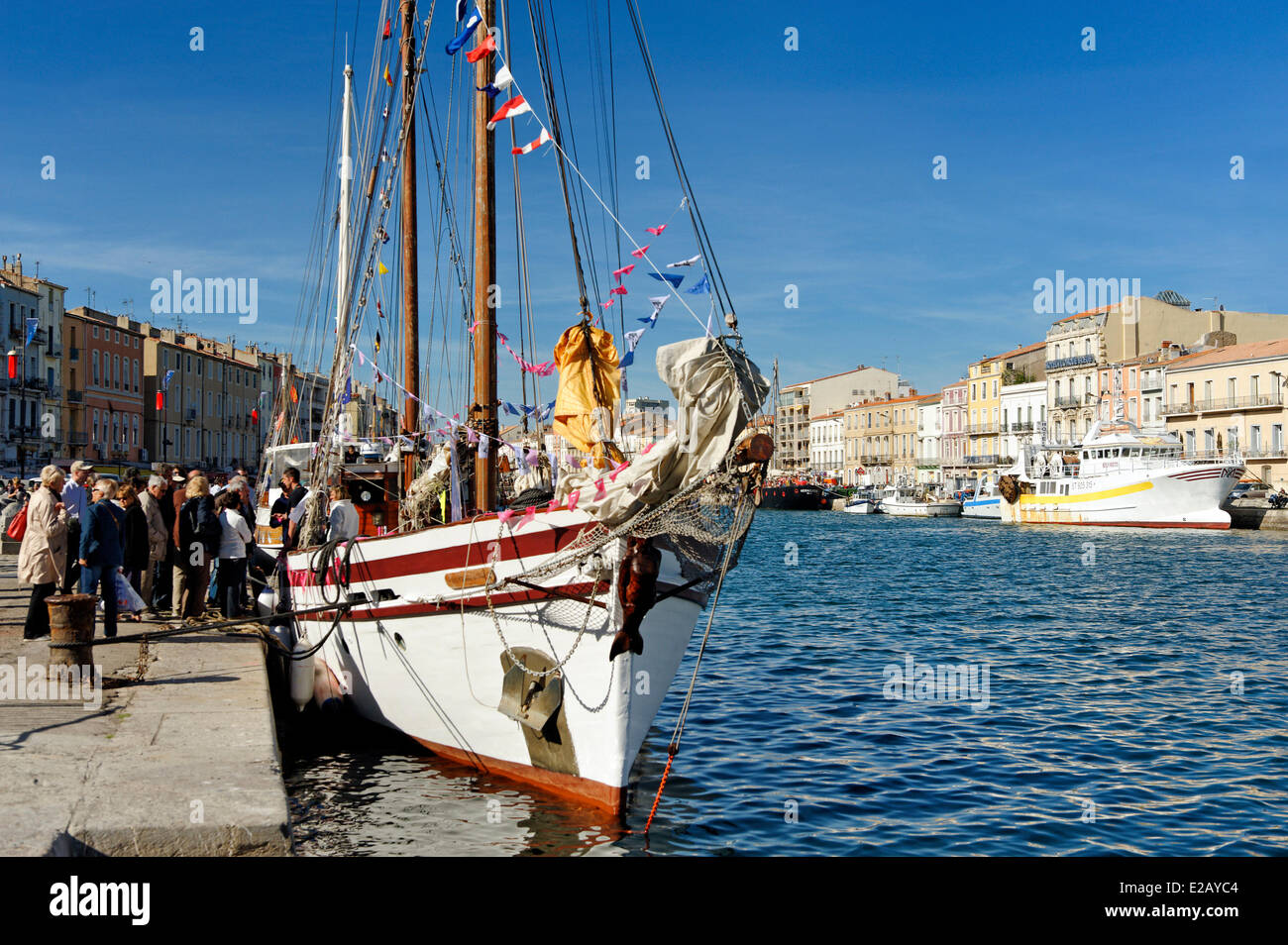 Francia, Herault, Sete, Canal Royal, Quai du General Durand, le tradizioni marittime Festival, walkers volto di vecchie navi a vela Foto Stock