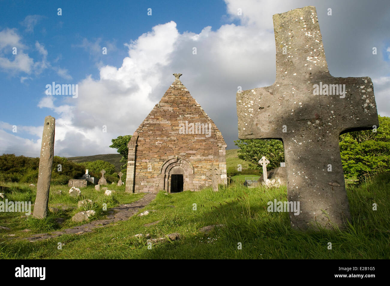 L'Irlanda, nella contea di Kerry, la penisola di Dingle, Kilmalkedar chiesa del XII secolo, pietra ogham svolta Foto Stock