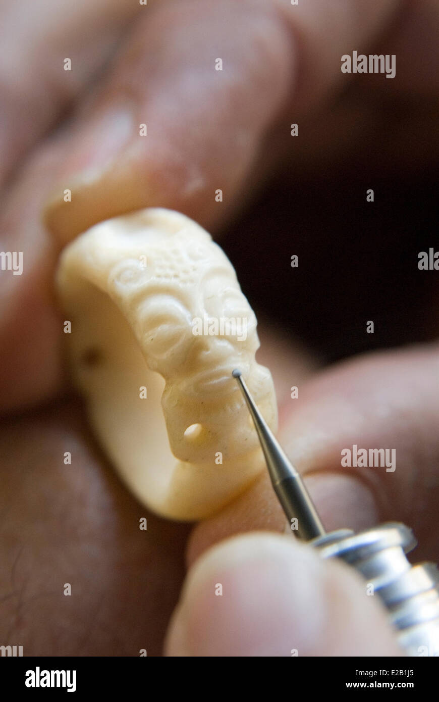 Francia Polinesia francese Isole Marchesi, Ua Pou isola, Hakahau, craft market, osso Carving Foto Stock Francia Polinesia francese Isole Marchesi, Ua Pou isola, Hakahau, craft market, osso Carving Foto Stock