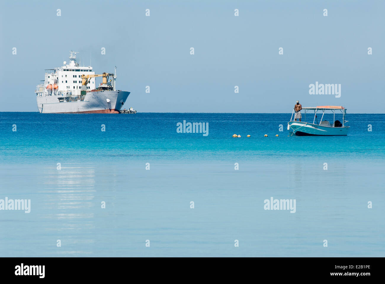 Francia Polinesia francese Isole Tuamotu, Rangiroa Atoll, crociera a bordo di una nave mercantile Aranui 3, il carico e la pesca in barca Foto Stock