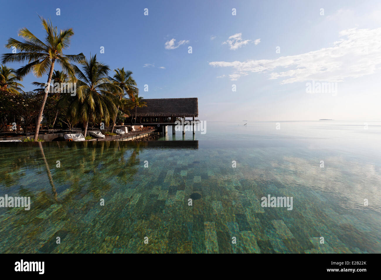 Maldive Kaafu Nord Male Atoll, uno & solo Reeethi Rah hotel, piscina a straripamento Foto Stock