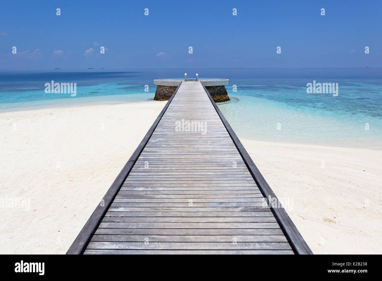 Maldive Kaafu Nord Male Atoll, Huvafen da Fushi hotel, pontile con jacuzzi Foto Stock