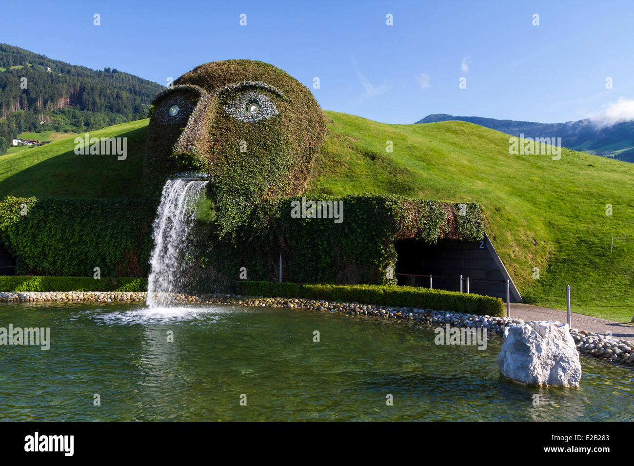 Austria, Tirolo, Wattens, Swarovski Crystal Worlds, entrata sotto la cascata della testa del Gigante Foto Stock