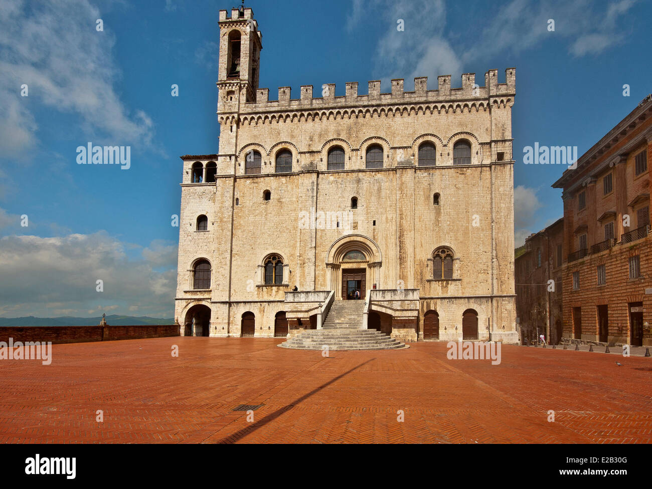 L'Italia, l'Umbria, Gubbio, grande piazza e Palazzo dei Consoli Foto Stock