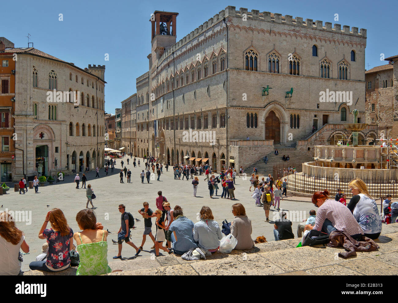 L'Italia, l'Umbria, Perugia, il Palazzo dei Priori e Piazza IV Novembre e Fontana Maggiore, Corso Vannucci Foto Stock