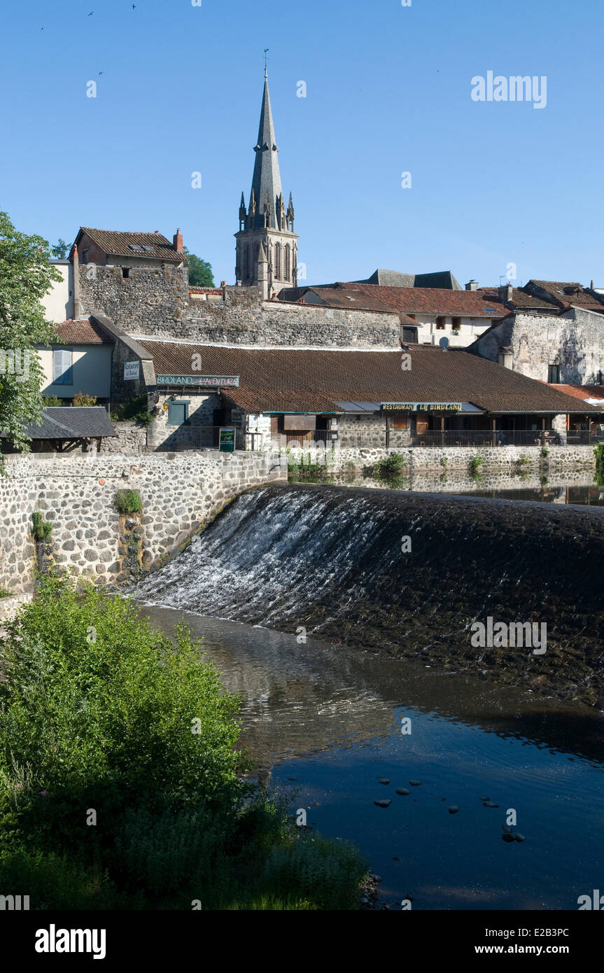 Francia, Cantal, Aurillac, vecchio lavare lungo il fiume La Jordanne e il campanile della chiesa Foto Stock