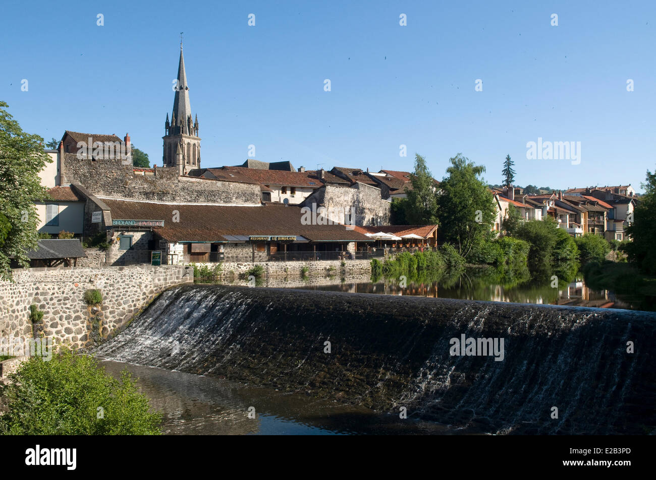 Francia, Cantal, Aurillac, vecchio lavare lungo il fiume La Jordanne e il campanile della chiesa Foto Stock