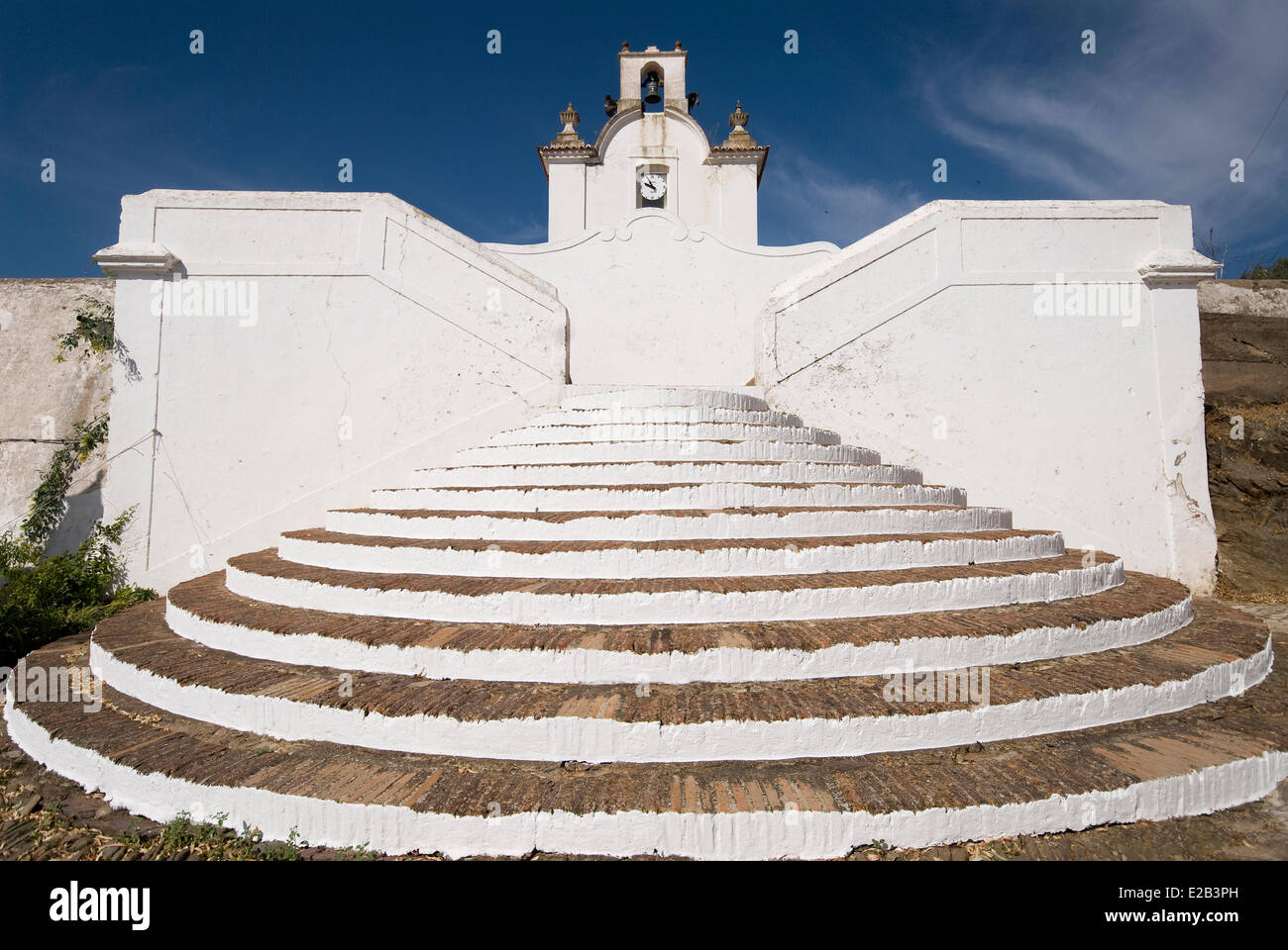 Il Portogallo, Algarve, Alcoutim, scala in pietra bianca di chiesa nel villaggio Foto Stock
