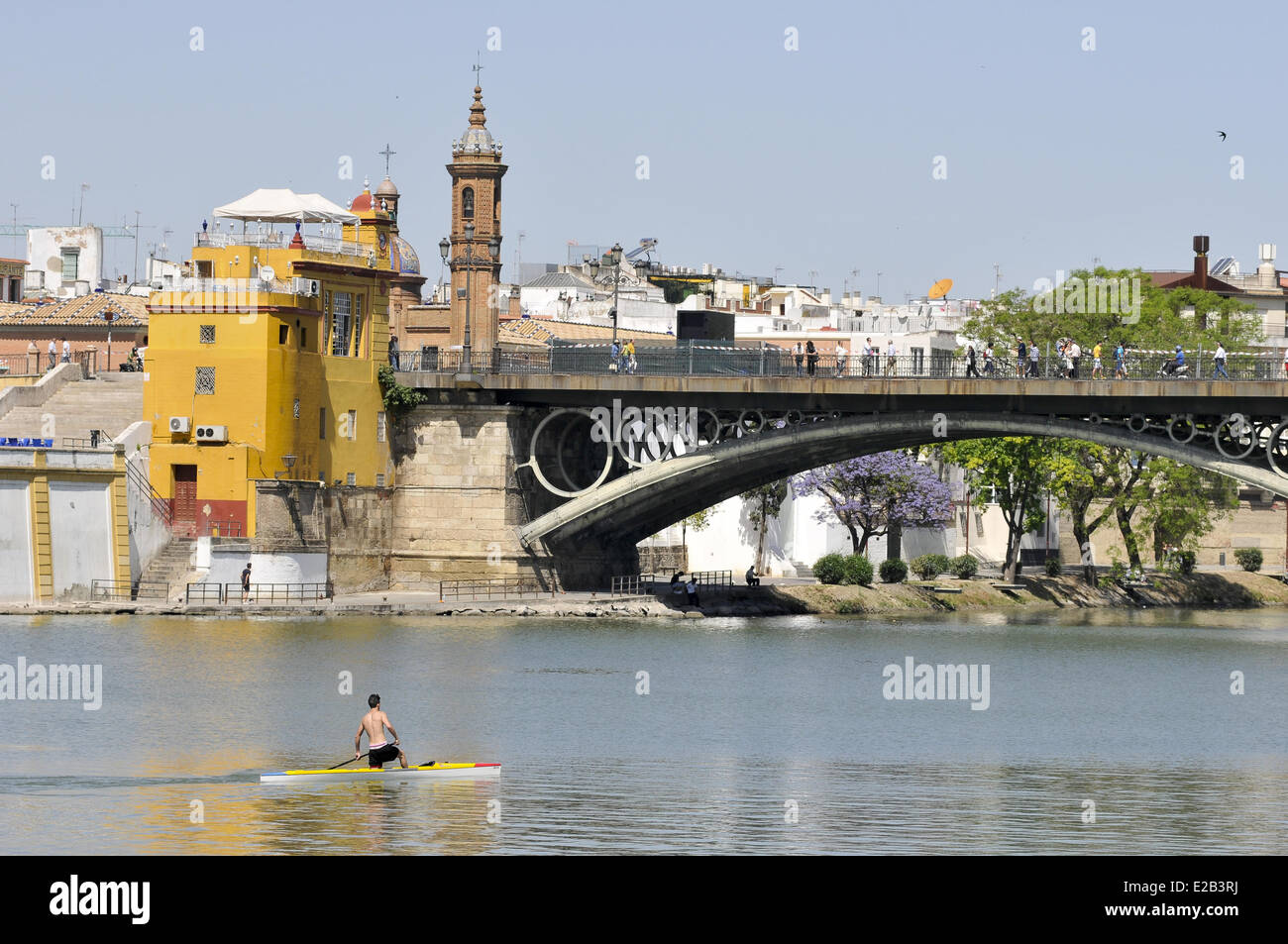 Spagna, Andalusia Siviglia, Triana, l uomo nel suo skiff sul fiume Guadalquivir, Isabel II bridge Foto Stock