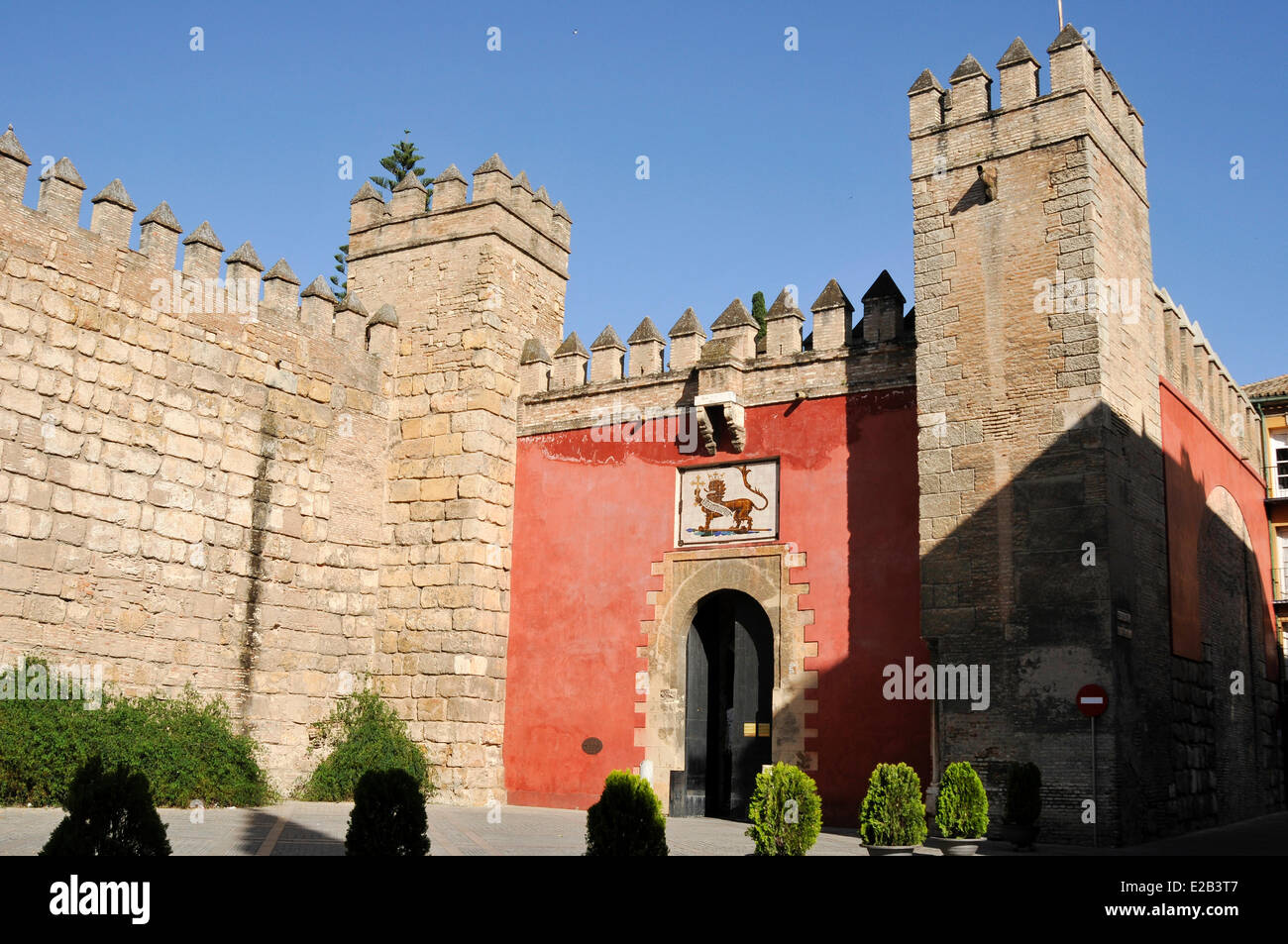 Spagna, Andalusia alcazar, fortificazioni e la corrente di ingresso Foto Stock