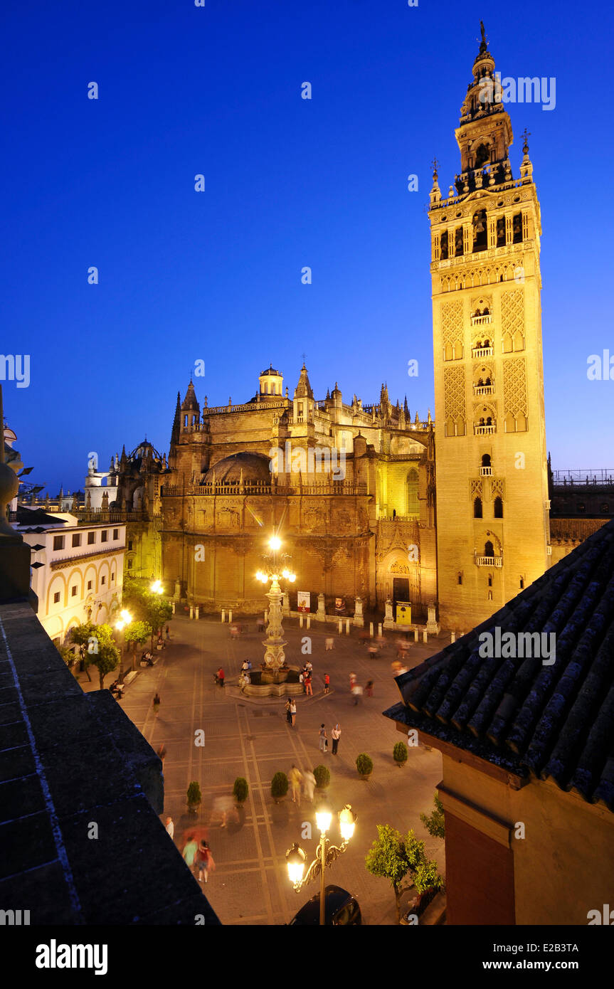 Spagna, Andalusia Plaza Virgen de los Reyes al crepuscolo, Giralda, un ex almohade minareto della Grande Moschea convertito in un Foto Stock