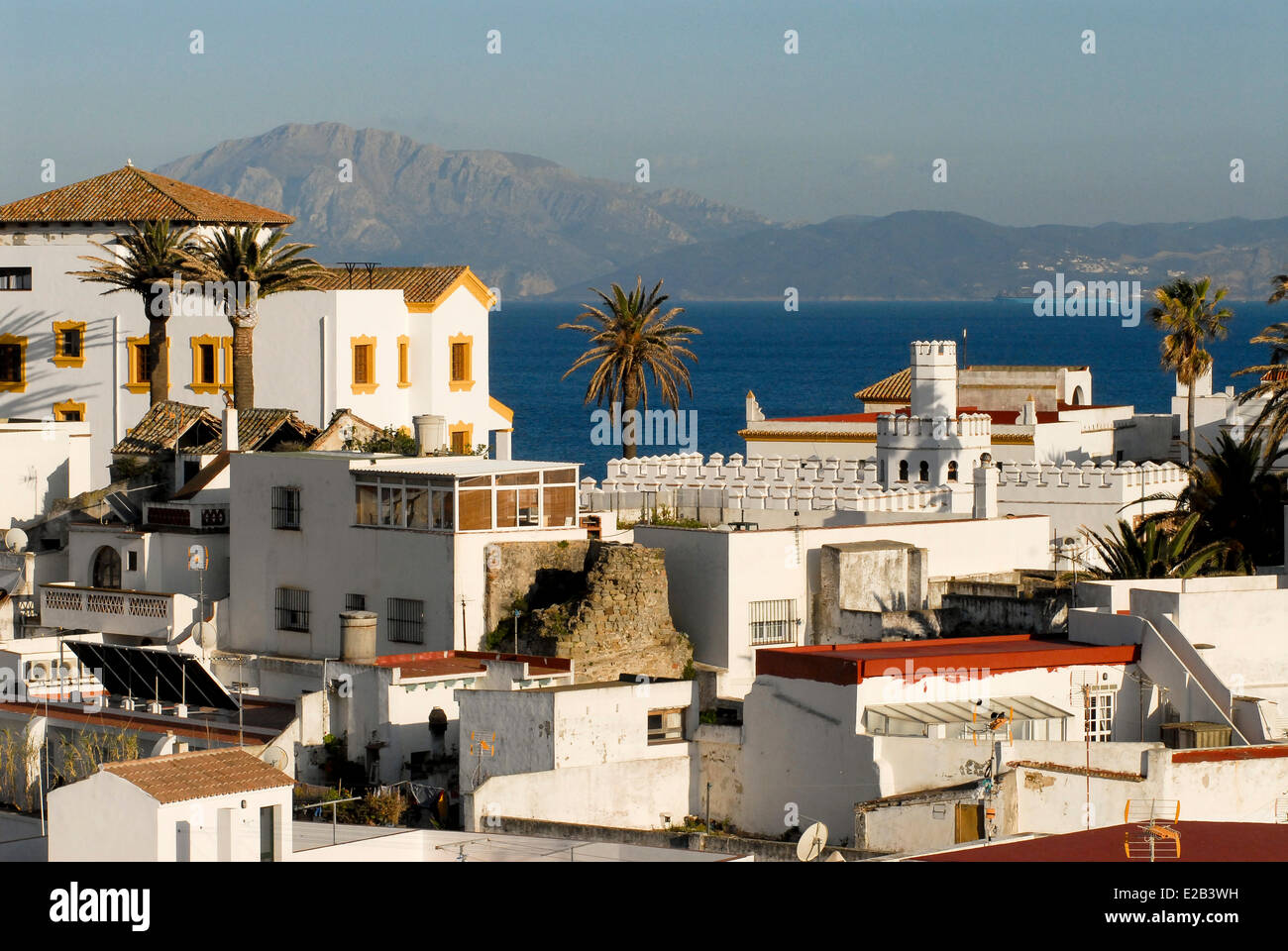 Spagna, Andalusia Costa de la Luz, Tarifa, con lo skyline della città sullo sfondo il mare mediterraneo e la costa marocchina Foto Stock