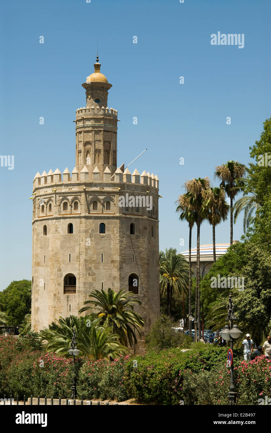 Spagna, Andalusia Siviglia, Torre del Oro, Golden Tower, ex militare di torre di osservazione costruita nei primi anni del XIII secolo Foto Stock