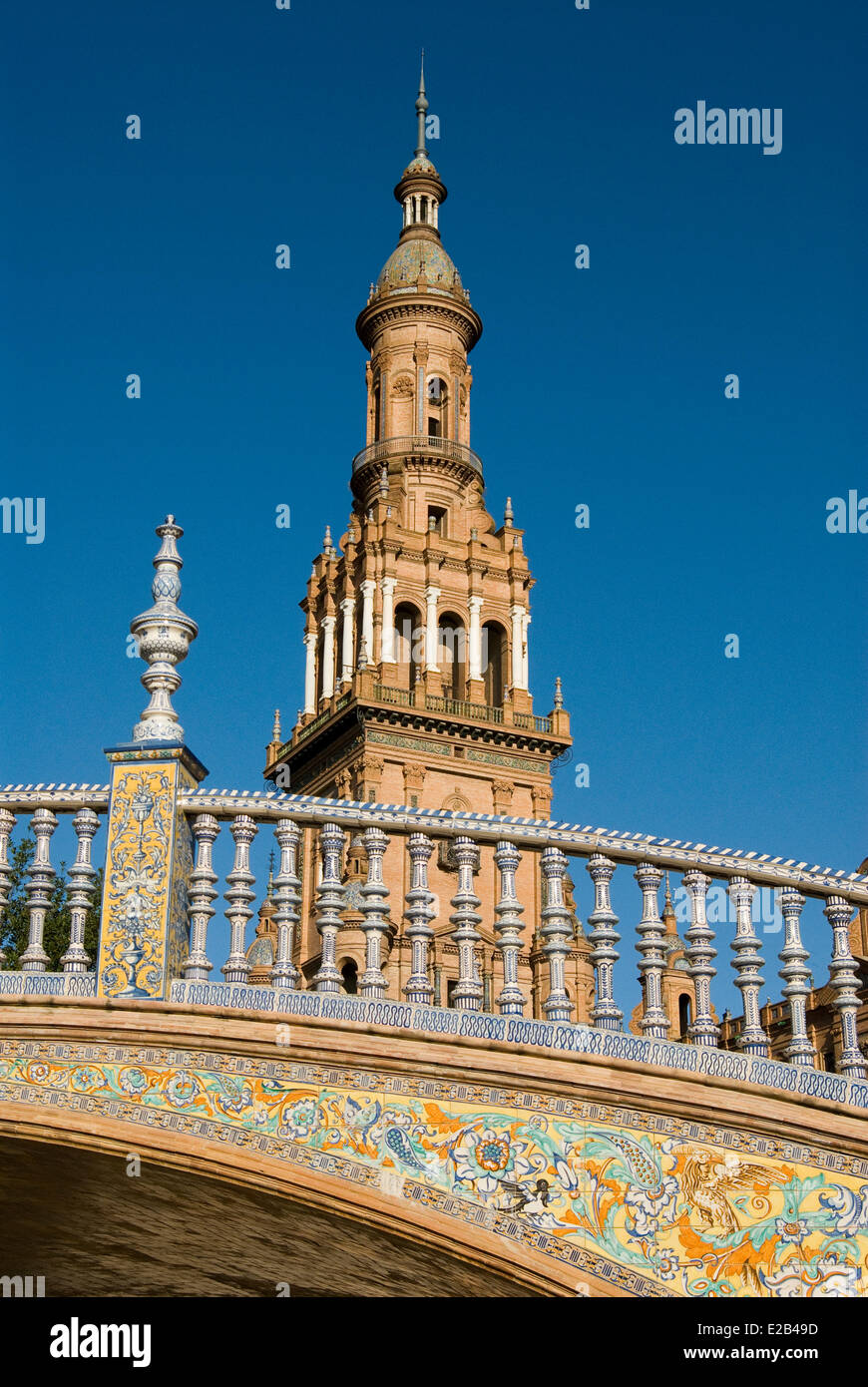 Spagna, Andalusia Siviglia, Piazza di Spagna, costruito dall'architetto Anibal Gonzalez per l'esposizione Ibero-americana del 1929, azulejos Foto Stock