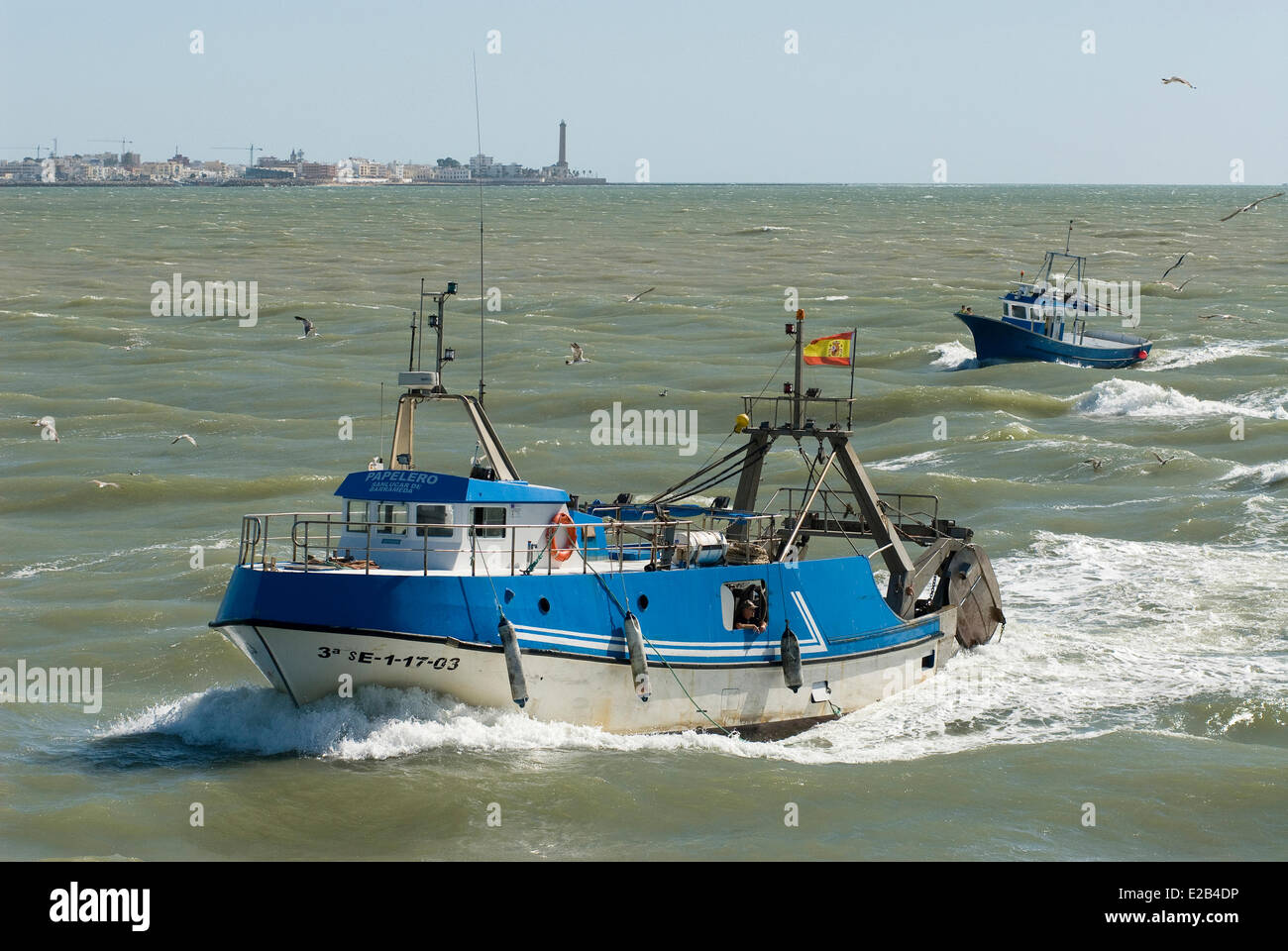 Spagna, Andalusia a Sanlucar de Barrameda, barche da pesca alla foce del fiume Guadalquivir Foto Stock