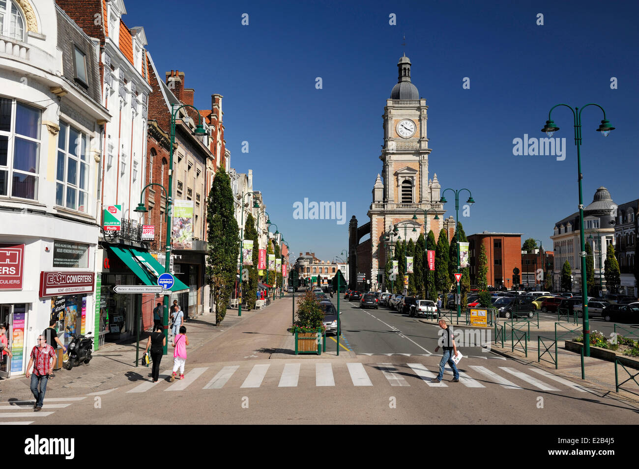 Francia, Pas de Calais, lente, Place Jean Jaures, strada che conduce a St Leger Chiesa Foto Stock