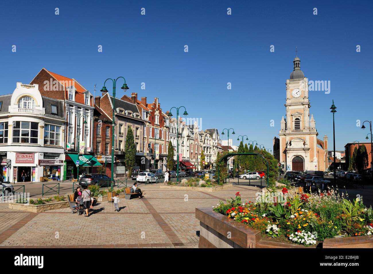 Francia, Pas de Calais, lente, Place Jean Jaures e St Leger Chiesa Foto Stock