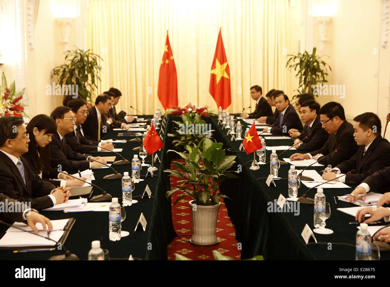 (140618) -- HANOI, 18 giugno 2014 (Xinhua) -- Stato cinese il Consigliere Yang Jiechi (3 L) tiene una riunione con il vietnamita Vice Primo Ministro e Ministro degli Affari Esteri Pham Binh Minh (seconda R) in Vietnam la capitale Hanoi il 18 giugno 2014. (Xinhua/Zhang Jianhua) (SRB) Foto Stock