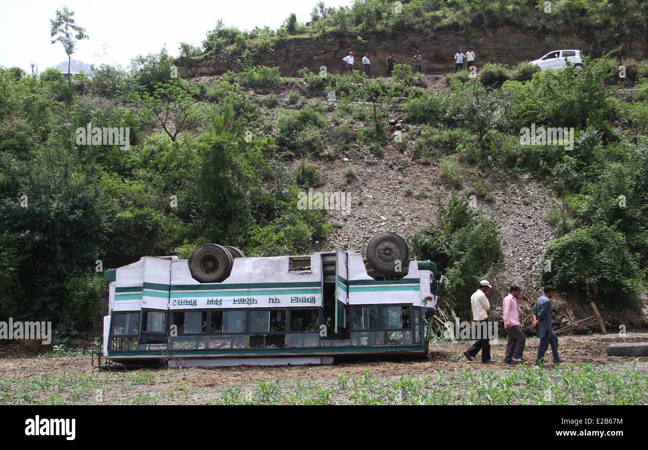 Shimla, India. Il 18 giugno, 2014. Le persone si radunano al sito incidente al villaggio Kathiana, 30 km da Shimla, capitale di Himachal Pradesh, India, 18 giugno 2014. Un Himachal Pradesh governo autobus è caduto giù da una strada qui il mercoledì. Il numero di vittime è ancora sconosciuta. Credito: Stringer/Xinhua/Alamy Live News Foto Stock