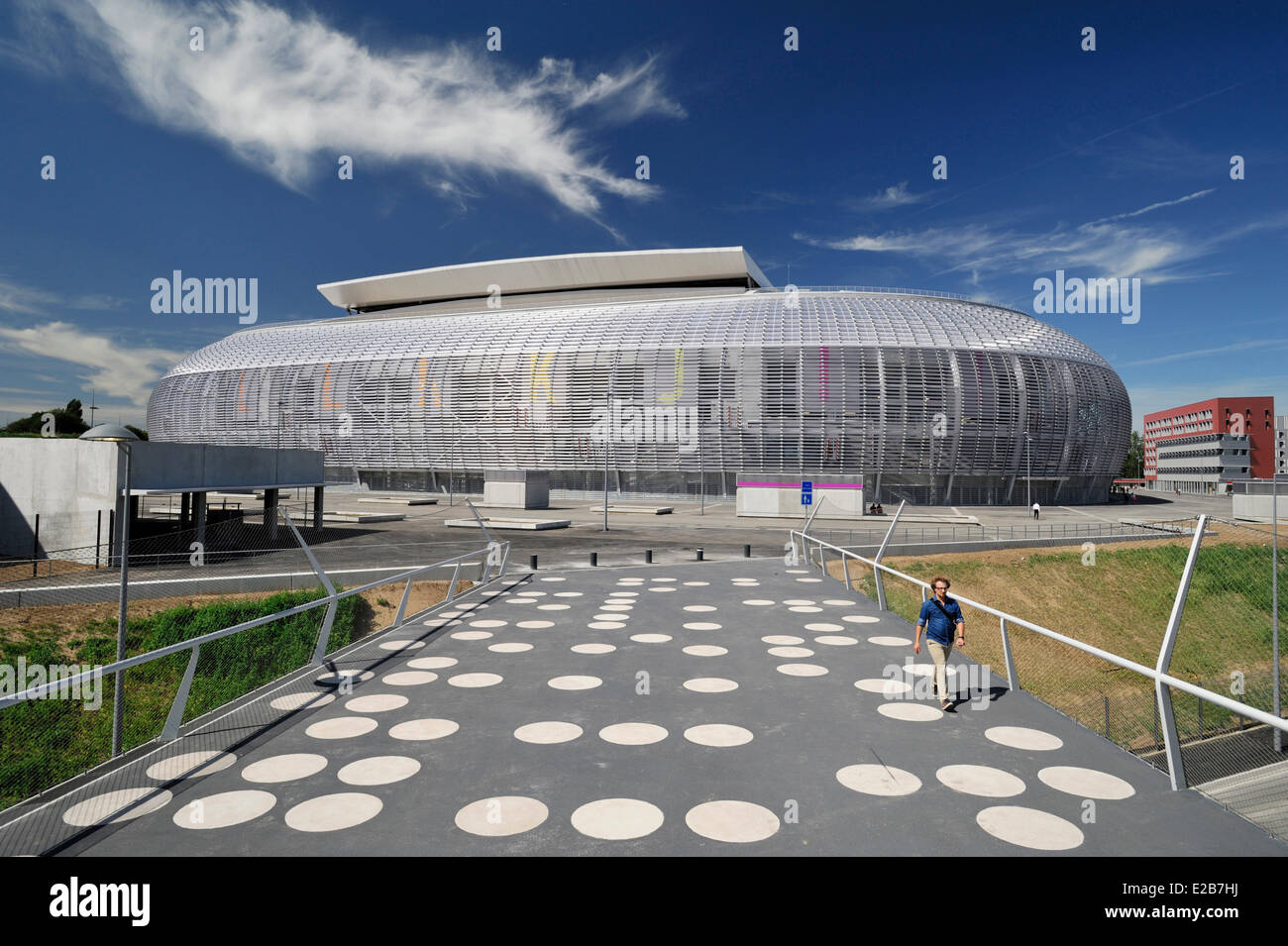 Francia, Nord, Villeneuve d'Ascq, Grand Stade Lille Métropole progettato  dall'architetto Pierre Ferret, passerella pedonale Foto stock - Alamy