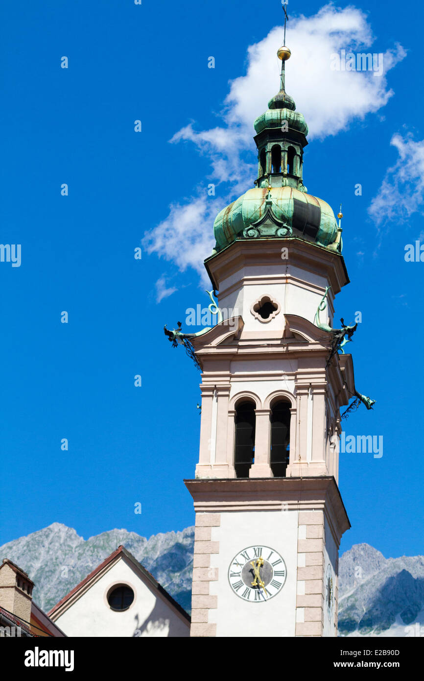 Austria, Tirolo, Innsbruck, torre campanaria della chiesa Servitenkirche Foto Stock