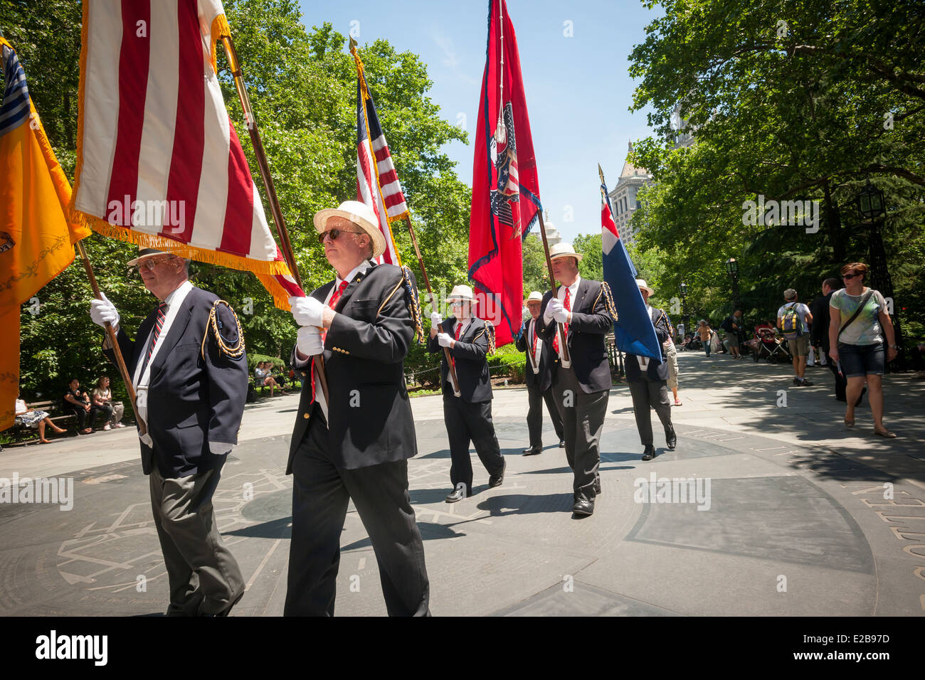 Bandiera annuale parata del giorno a partire da New York City Hall Park Foto Stock