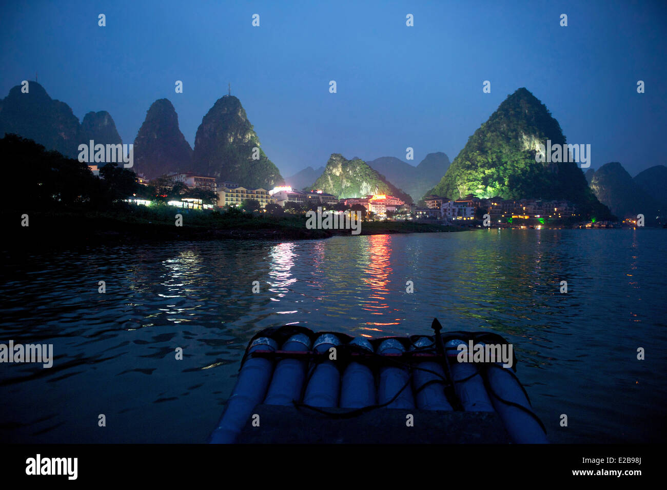 Cina, provincia del Guangxi, Guilin, Yangshuo, Carso paesaggio di montagna Foto Stock