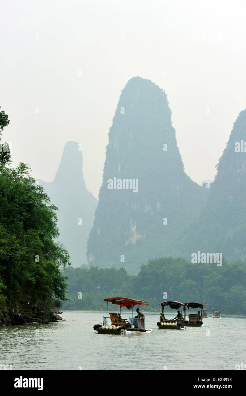 Cina, provincia di Guangxi, Guilin, regione carsica del paesaggio di montagna e il fiume Li intorno a Yangshuo Foto Stock