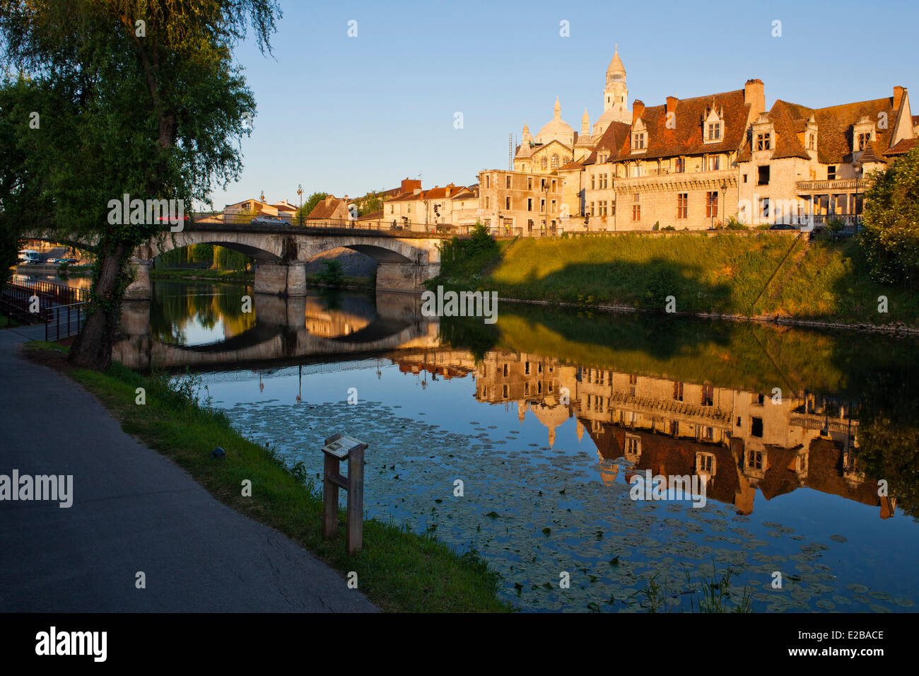Francia, Dordogne, Perigueux, fermo sulla rotta di Santiago de Compostela, classificato come patrimonio mondiale dall' UNESCO, Isola Fiume Foto Stock