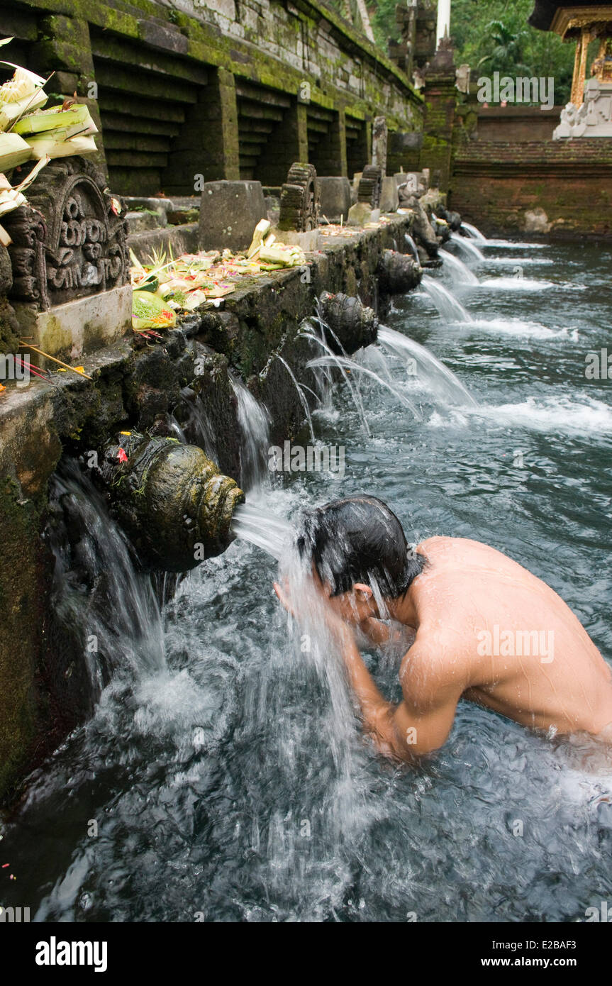 Indonesia, Bali, Tempio Tampaksiring e bagni sacri Tirta Empul, purificando l'uomo Foto Stock