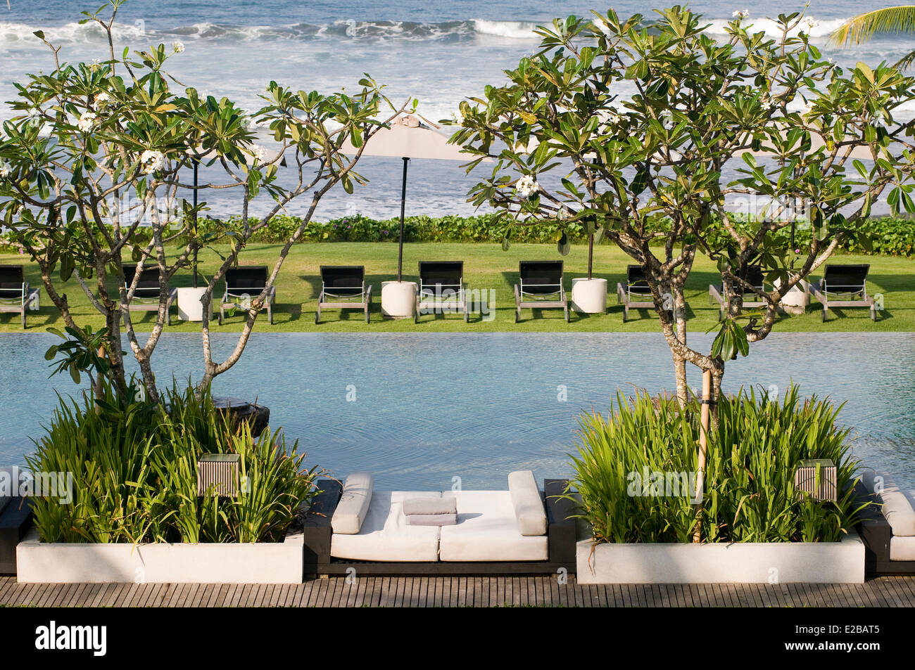 Indonesia, Bali, Kelating, Alila Villas Soori, la piscina e la spiaggia Foto Stock