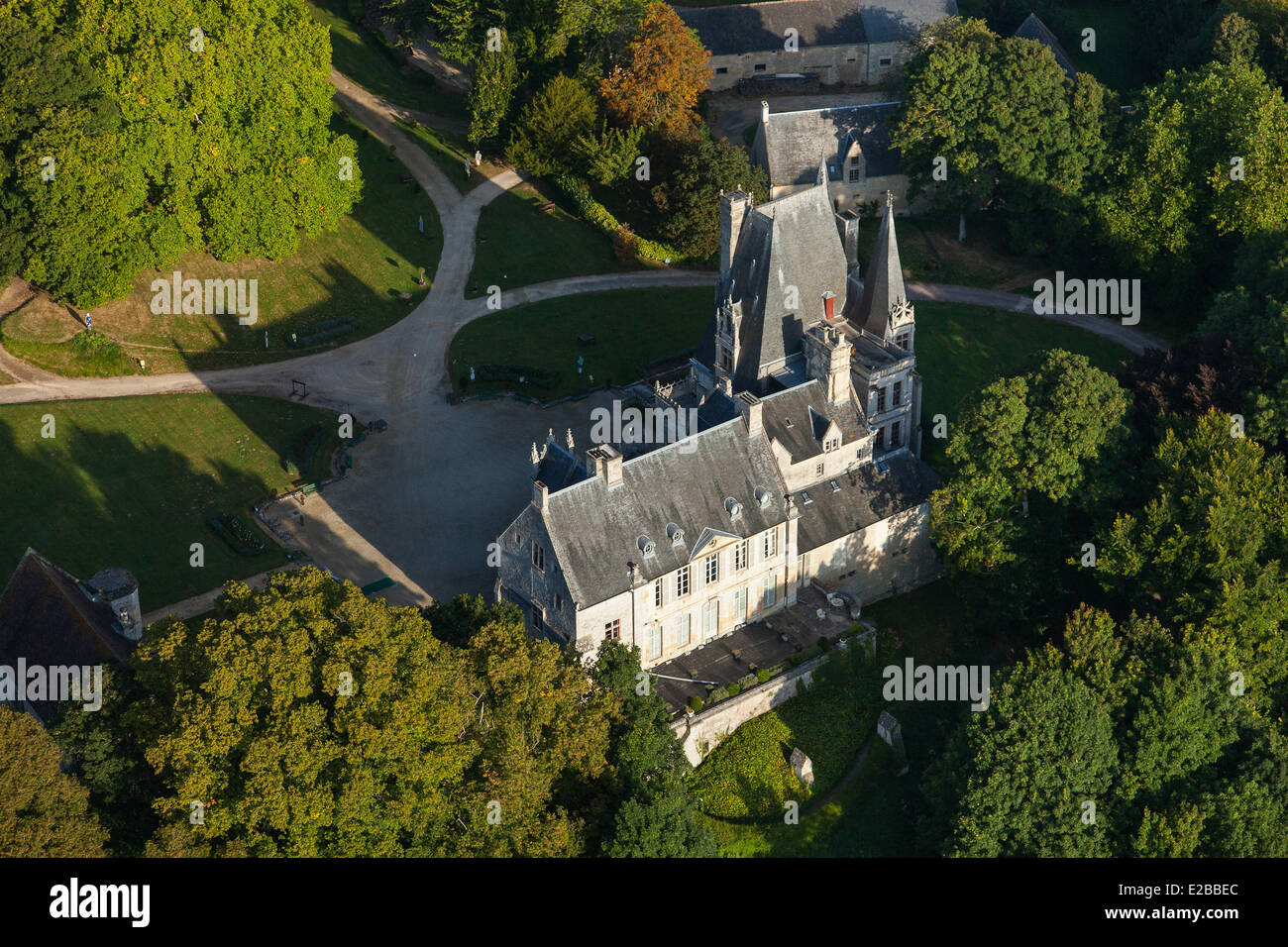 Francia, Calvados, Fontaine Henry, antico castello del XIII secolo, abbellito nel Rinascimento dalla famiglia Harcourt (vista aerea) Foto Stock