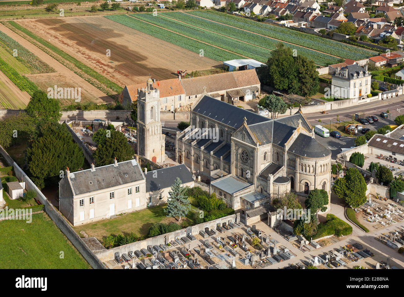 Francia, Calvados, Luc sur Mer, Saint Quentin la chiesa e la torre del XII secolo (vista aerea) Foto Stock