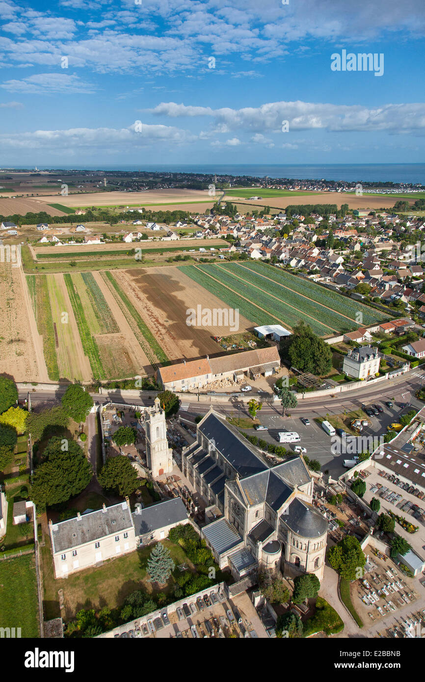Francia, Calvados, Luc sur Mer, Saint Quentin la chiesa e la torre del XII secolo (vista aerea) Foto Stock
