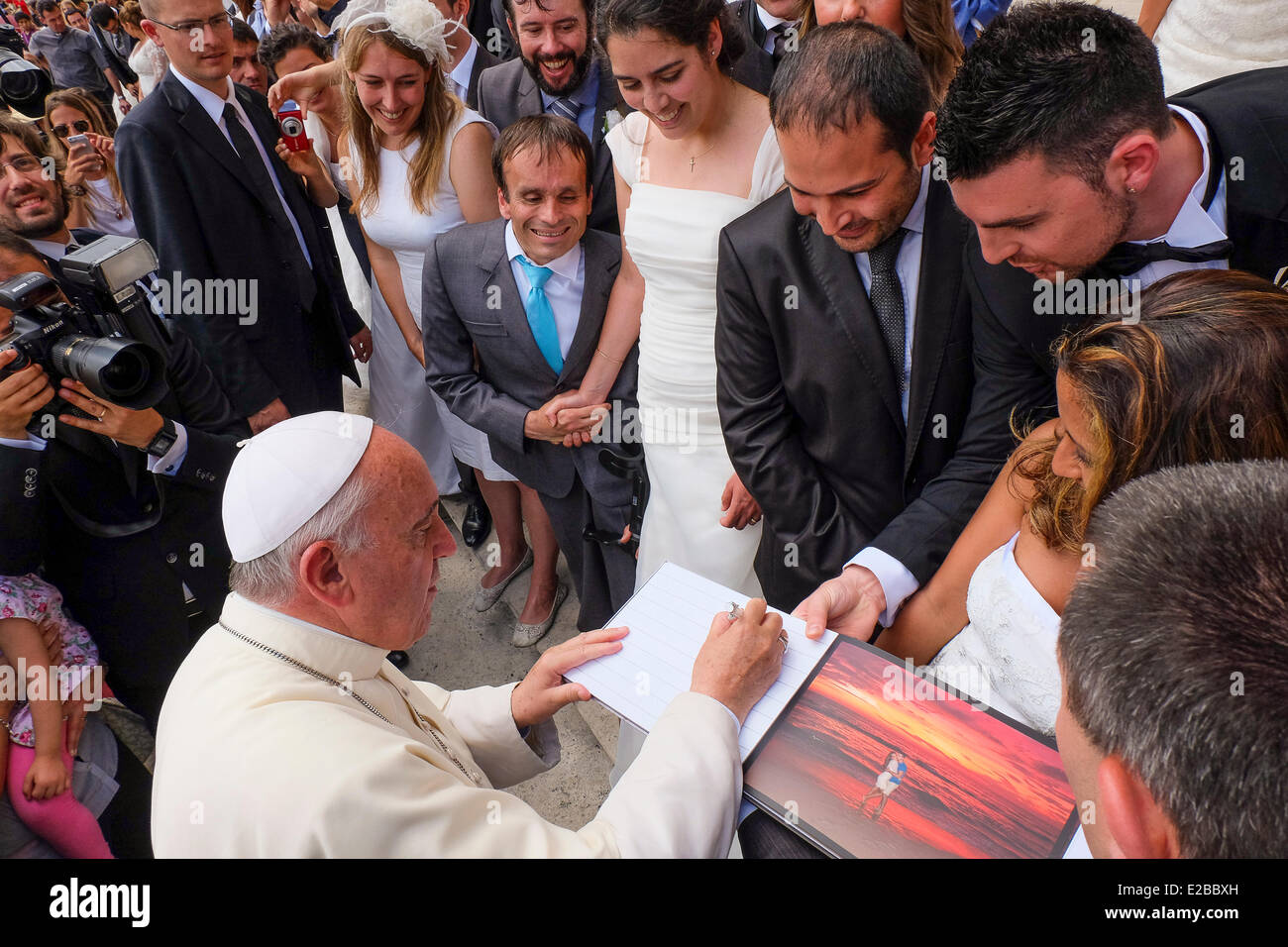 Vaticano. Xviii Giugno, 2014.Papa Francesco firmato diversi album di foto del matrimonio coppie durante l udienza generale di credito: Davvero Facile Star/Alamy Live News Foto Stock