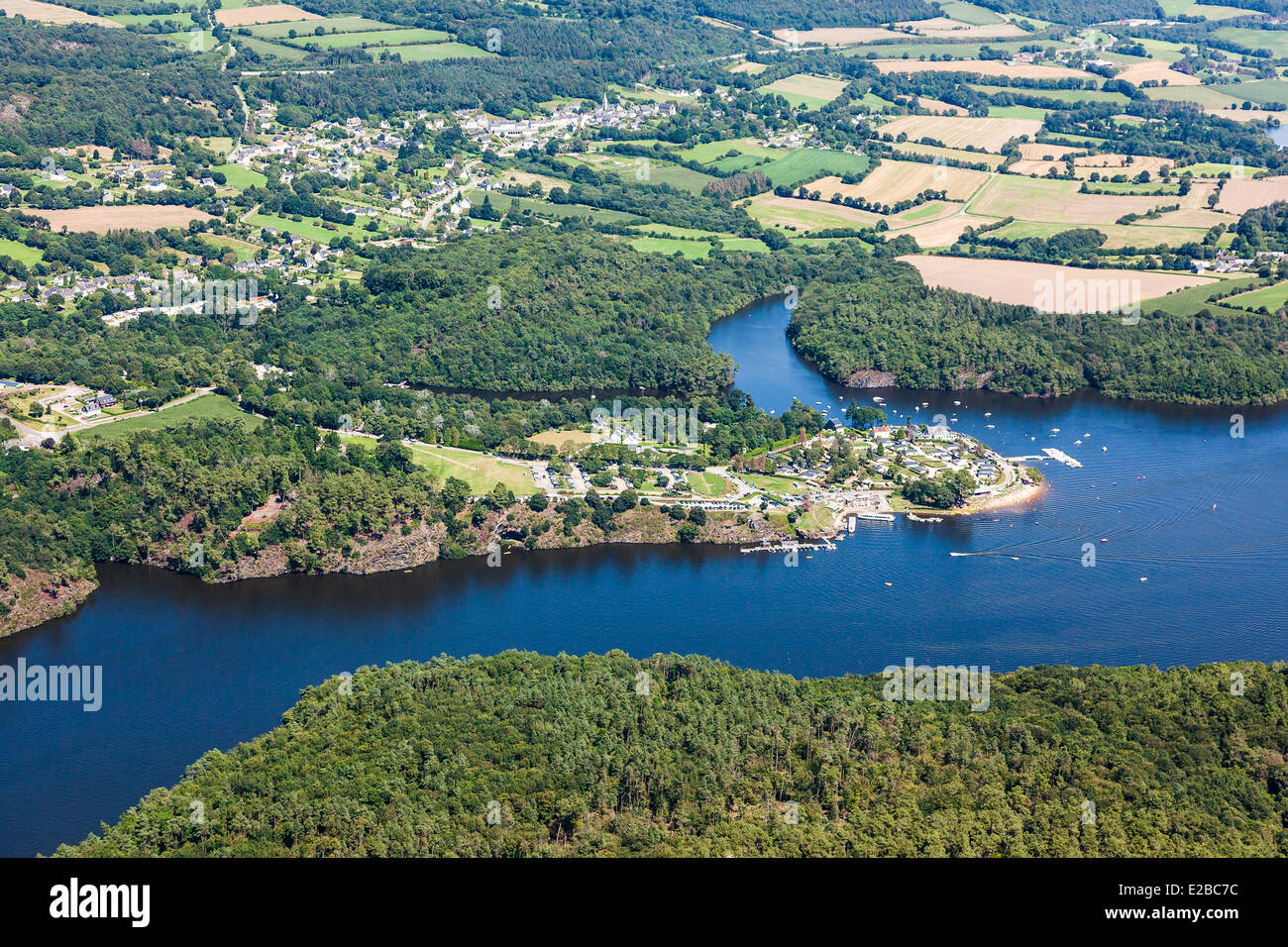 Francia, Cotes d'Armor, Caurel, Lac de Guerledan, Beau Rivage tempo libero parco sul lago (vista aerea) Foto Stock