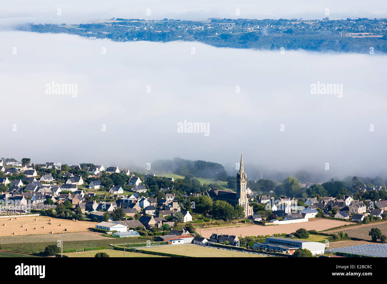 Francia, Cotes d'Armor, Ploubazlanec, foschia marina sul villaggio (vista aerea) Foto Stock