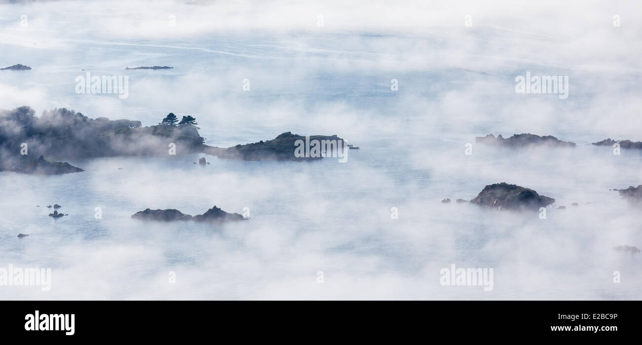 Francia, Cotes d'Armor, Ploubazlanec, foschia marina sulla costa (vista aerea) Foto Stock