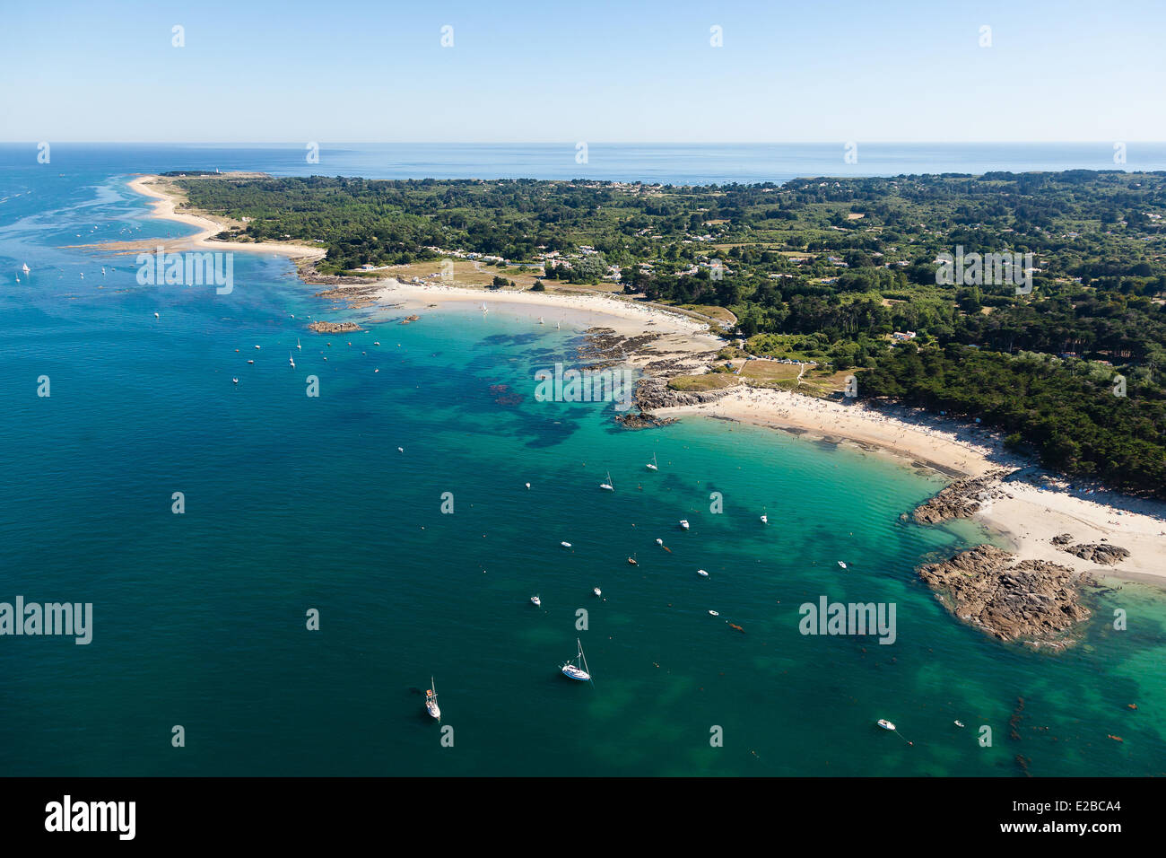 Francia, Vendee, Ile d'Yeu, Sapins beach e la costa nord (vista aerea) Foto Stock