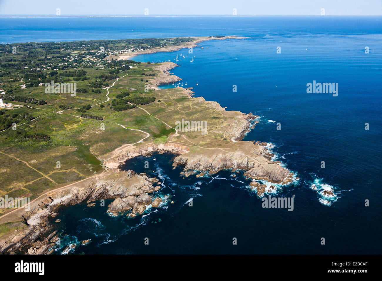 Francia, Vendee, Ile d'Yeu, la costa dal Pointe de la tranche alla Pointe des Corbeaux (vista aerea) Foto Stock