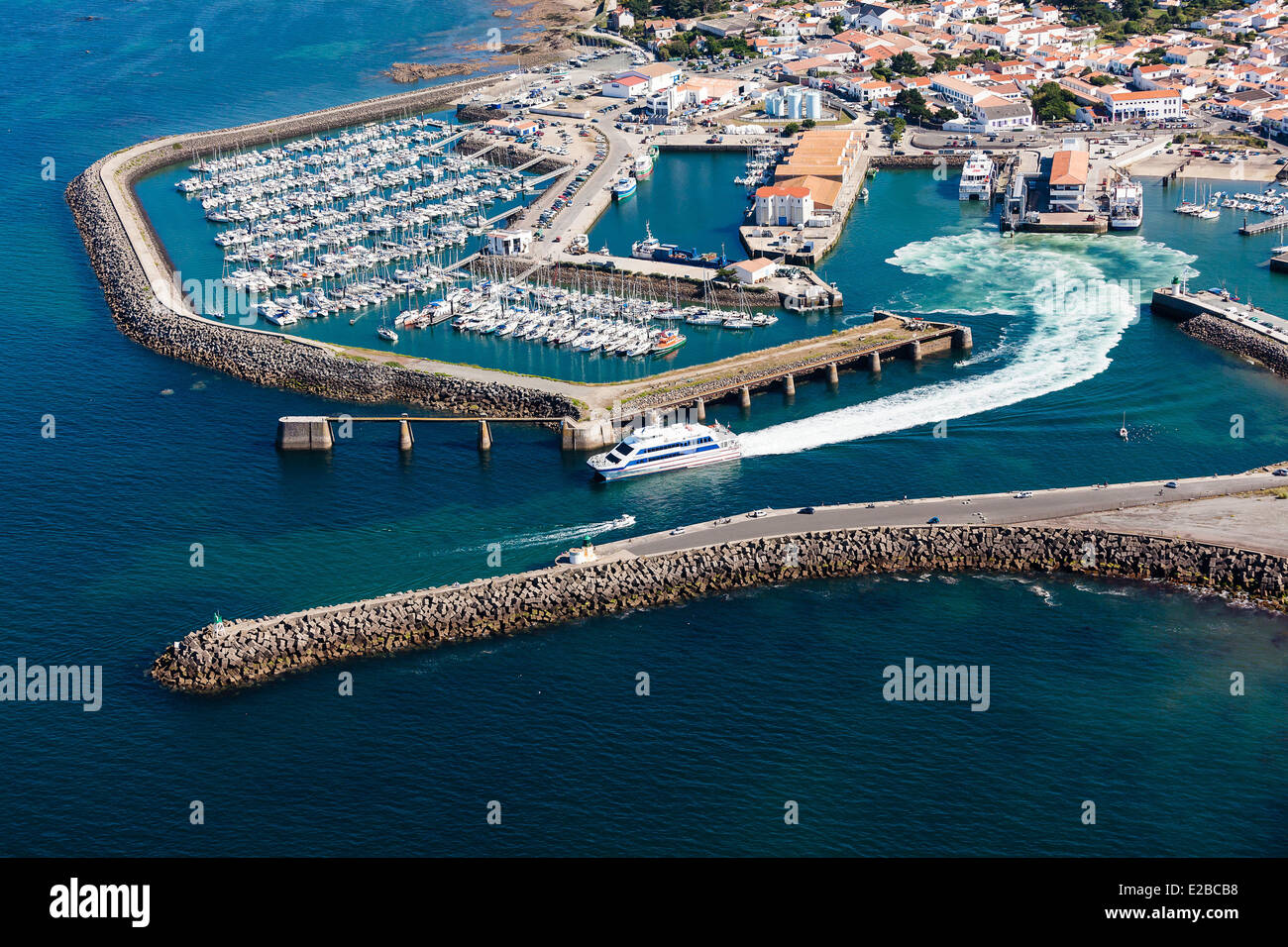 Francia, Vendee, Ile d'Yeu, traghetto lasciando Port Joinville (vista aerea) Foto Stock