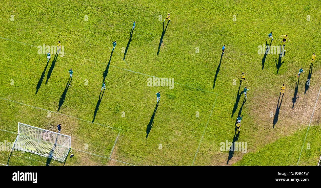 Francia, Vendee, Saint Florent des Bois, la partita di calcio (vista aerea) Foto Stock