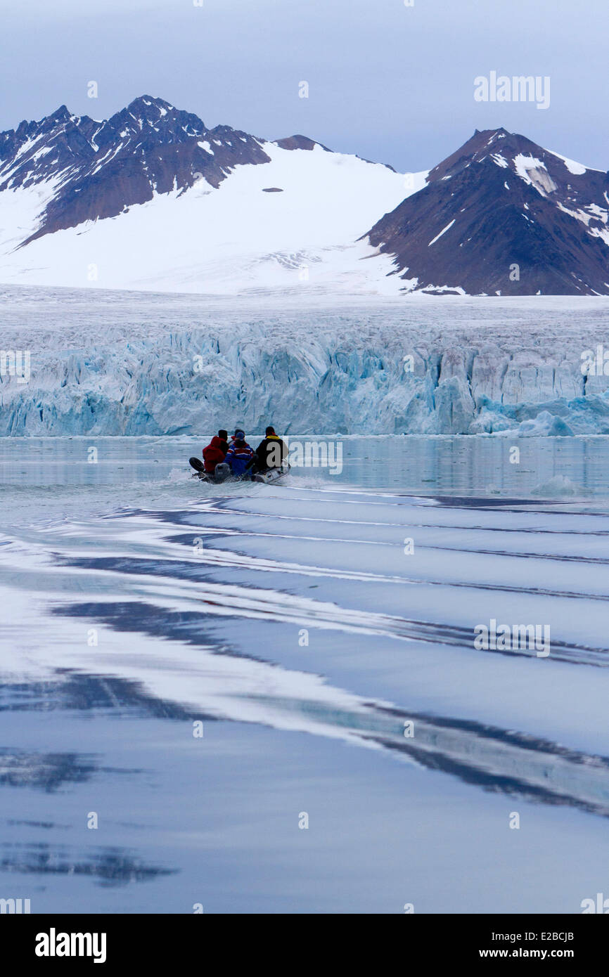 Norvegia Isole Svalbard, Spitsbergen, turisti motoring in Zodiac vicino Lilliehook, Krossfjorden Glacier Foto Stock