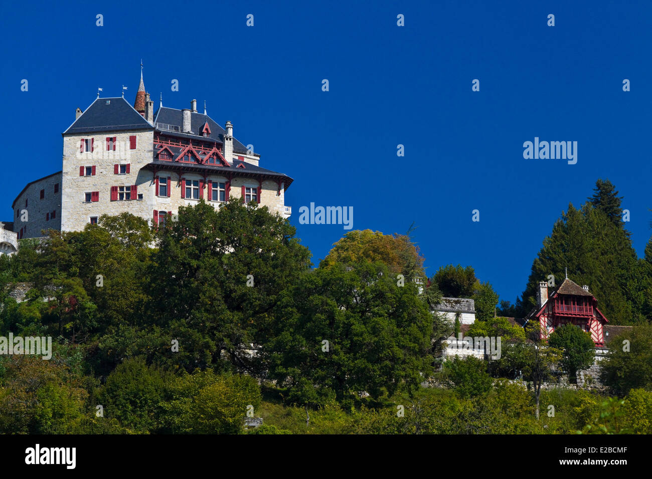 Francia, Haute Savoie, Menthon Saint Bernard, il castello al di sopra del lago di Annecy Foto Stock