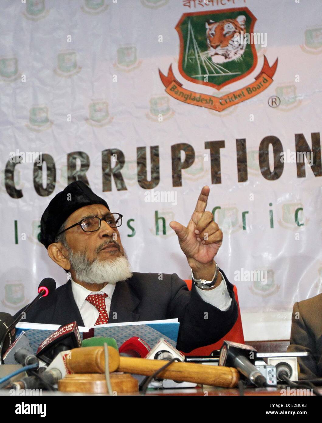 Dacca in Bangladesh. Il 18 giugno, 2014. In Bangladesh la testa di un pannello speciale, Khademul Islam Chowdhury parla di media in Dhaka il 18 giugno 2014. Un tribunale speciale istituito per esaminare le rivendicazioni di corruzione nel Bangladesh Premier League ha annunciato che Ashraful è stato vietato per otto anni e ha condannato a pagare una multa di un milione di taka ($12,820) dopo ha ammesso di match-fissaggio durante un domestico venti20 torneo. Foto Stock