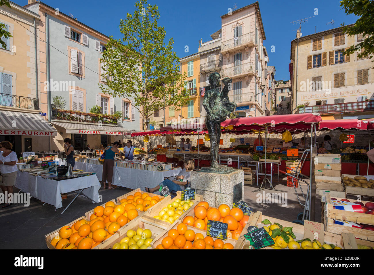 Francia, Alpes Maritimes, Vallauris, luogo dell'L'Homme au Mouton, la statua in bronzo realizzata da Picasso nel 1943, il giorno di mercato Foto Stock
