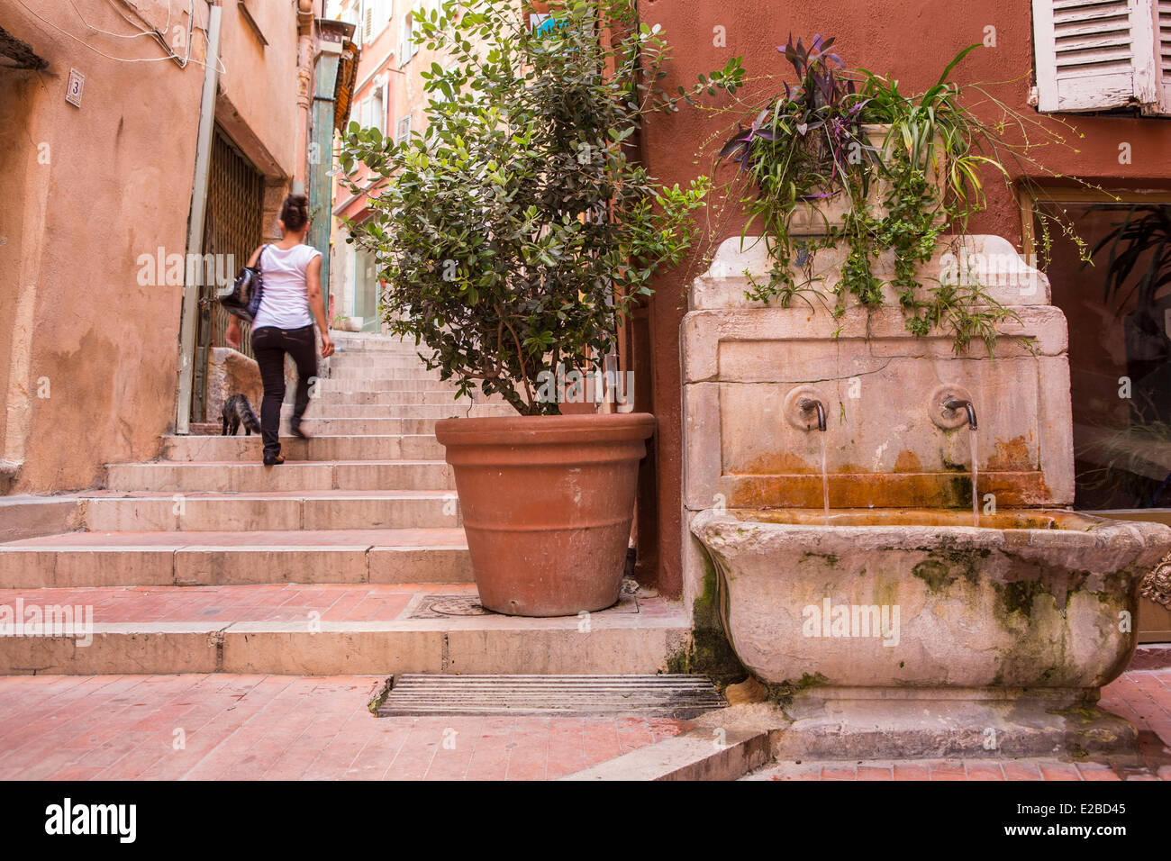 Francia, Alpes Maritimes, Grasse, fontana strada pedonale nel centro storico della città Foto Stock