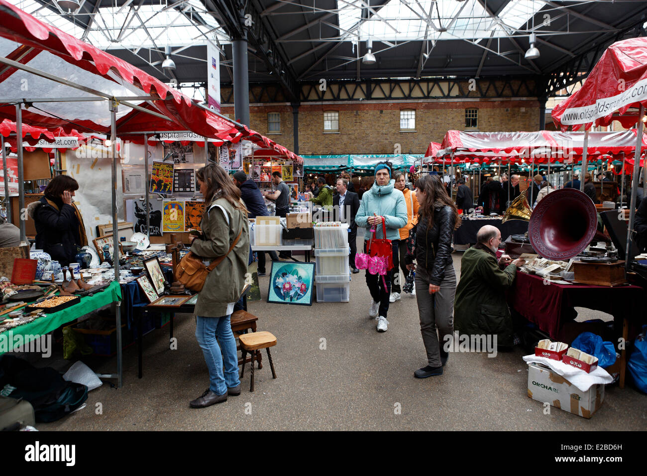 Regno Unito, Londra, East End, Spitalfields, Old Spitalfields Market con edifici, il mercato della moda e artigianato Foto Stock