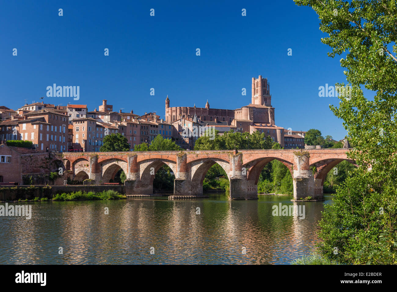 Francia, Tarn, Albi, città episcopale, elencati come patrimonio mondiale dall' UNESCO, il vecchio ponte del XI secolo e Ste Cecile cattedrale Foto Stock